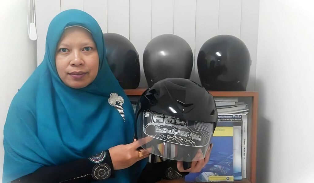 Peneliti IPB Siti Nikmatin menciptakan helm dari limbah sawit.