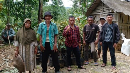 Pupuk Hayati BIOTOP untuk kembangkan durian di kampung Mak Erot