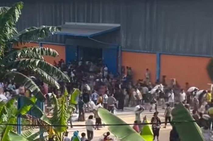 Warga Korban Banjir Bandang Jarah Gudang Bulog Sibolga Gudang Bulog Sibolga dijarah